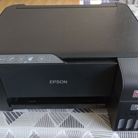 EPSON EcoTank ET 2810 med wifi. Nesten helt fulle blekktanker.