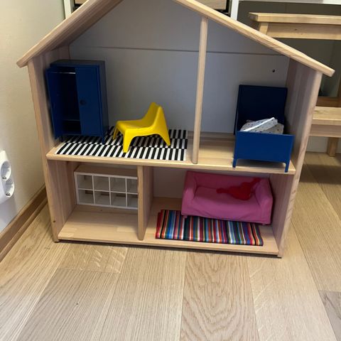 Dukkehus/bokhylle fra IKEA