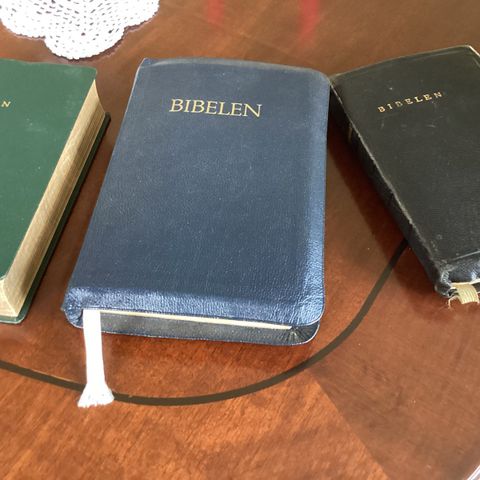 3 gamle fine bibler til salgs for interesserte