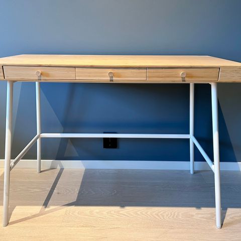 Lillåsen skrivebord i bambus fra Ikea - i god stand