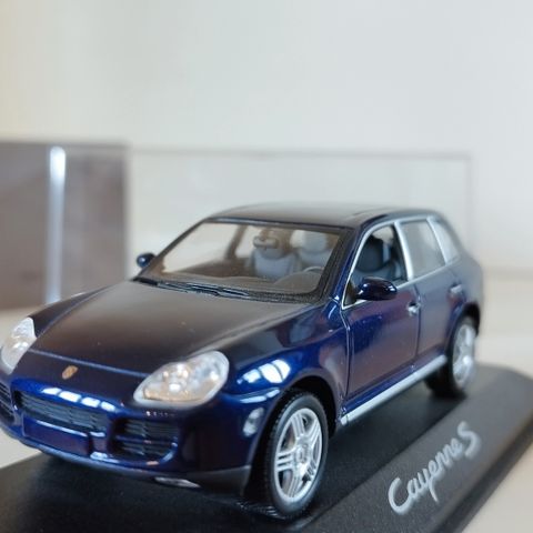 MINICHAMPS.  PORSCHE CAYENNE S. 
Mørk blå.  
Skala 1/43.