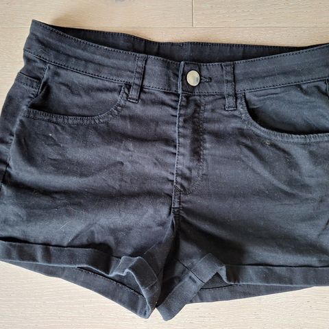 Svart shorts / stretchshorts str 36