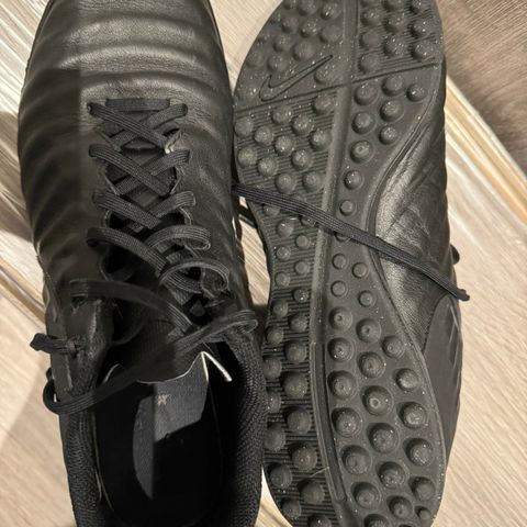 Nike fotballsko str 45  med små knotter