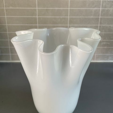 Hvit tulipan vase selges