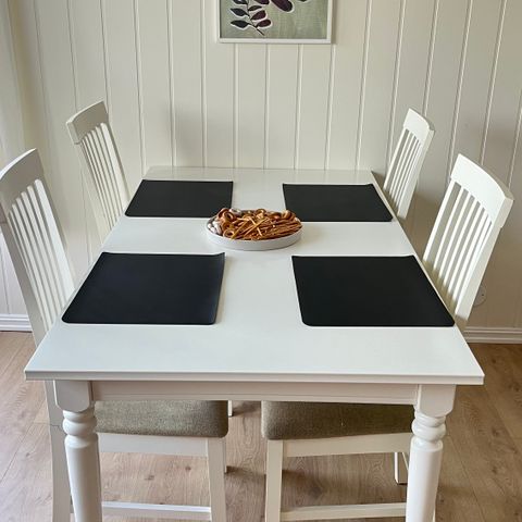 Spisebord + 5 stoler