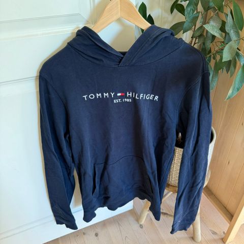 Hettegenser fra Tommy Hilfiger i str. 176