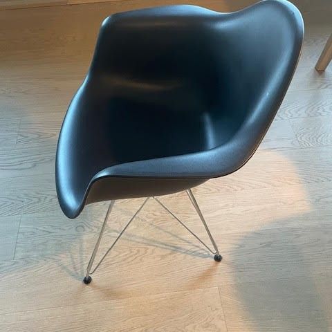 Eames DAR stol med armlener svart