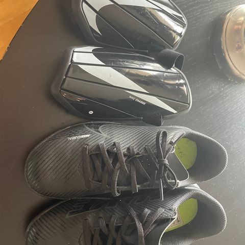 Nike fotballsko str 35 + leggskinn brukt to ganger