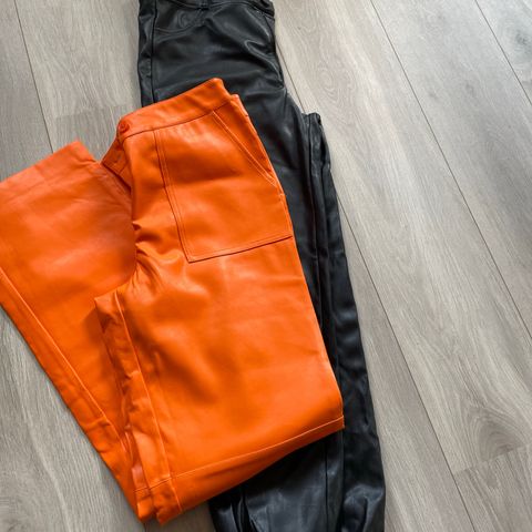 NA-KD oransje bukse og sort - skinn imitert