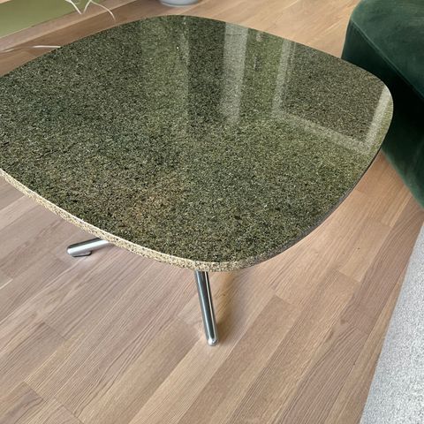 Normann Copenhagen sofabord i grønn granitt med alu fot, modell Era table