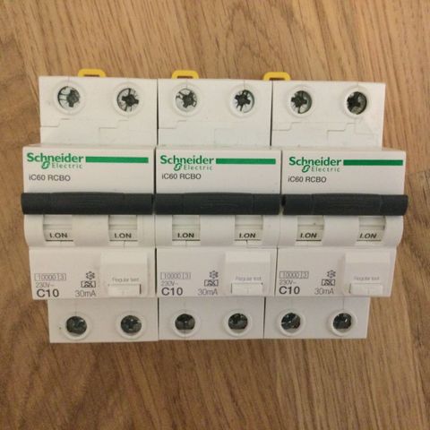 Ny -3 stk Schneider Electric jordfeilautomat 2P-10A-C-30mA