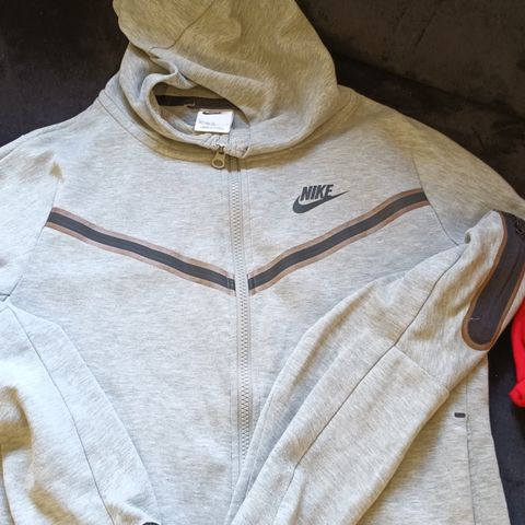 Nike tech hettegensere. Str: 147-158 , 2 stk. 500,- pr stk. Førpris 1095,-