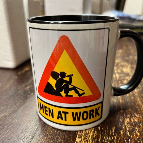 Kaffe Krus / Kopp Med Bilde Av Fareskilt: Men At Work