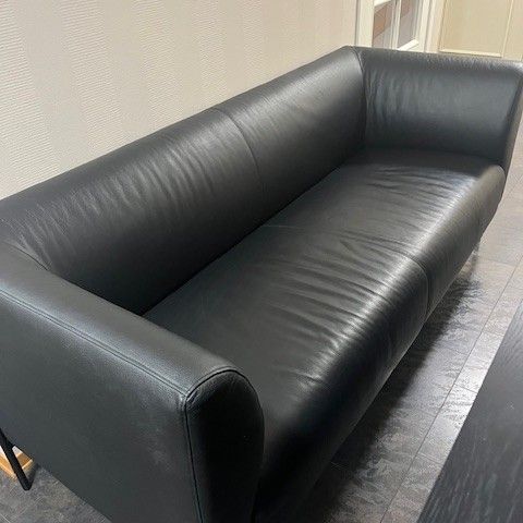 svart skinn sofa for salg