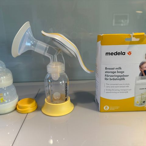 Medela Harmony med oppbevaringsposer og MAM tåteflaske