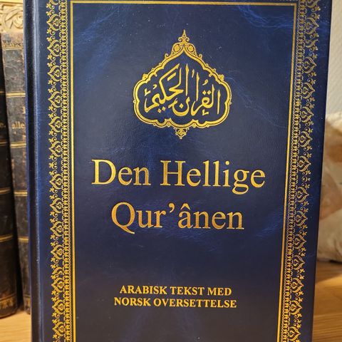 Koranen med arabisk tekst og norsk oversettelse