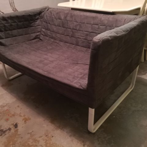 Liten toseter sofa fra Ikea gis bort