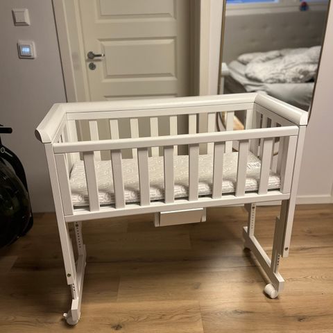 Troll bedside crib med madrass