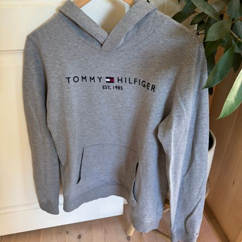 Hettegenser fra Tommy Hilfiger i str 164