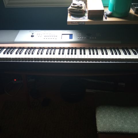 Yamaha DGX-620 portable grand