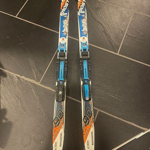 Langrennski Rossignol  (90 cm) og staver (80 cm) til barn