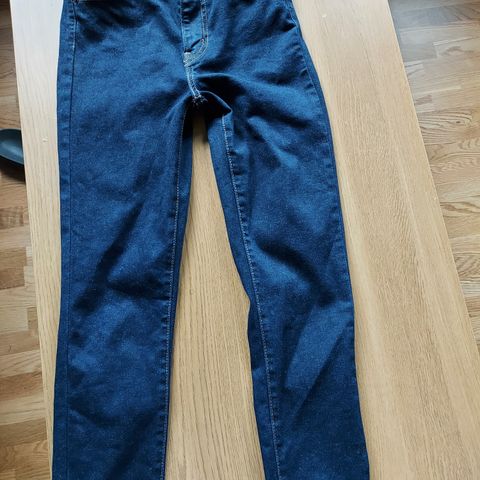 Levis bukse selges kr 100