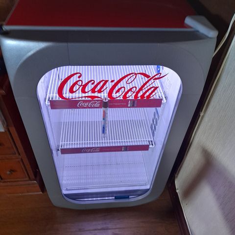 Cola kjøleskap