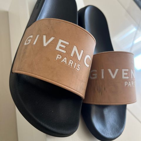 Selger disse Givenchy sandalene til rimelig pris!