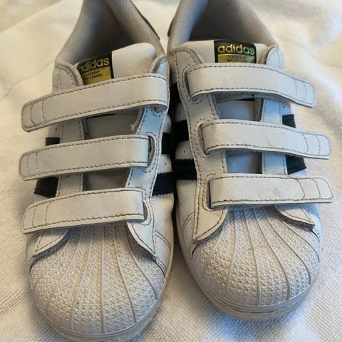 Adidas original Superstar, lite brukt, str 33,5, hvite med sorte striper