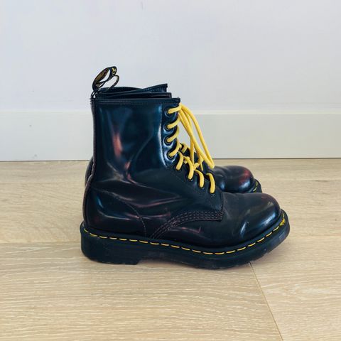 Stilige Høye Dr. Martens Støvler med Gule Lisser