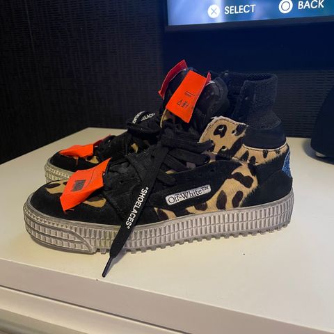 Off White sko selges