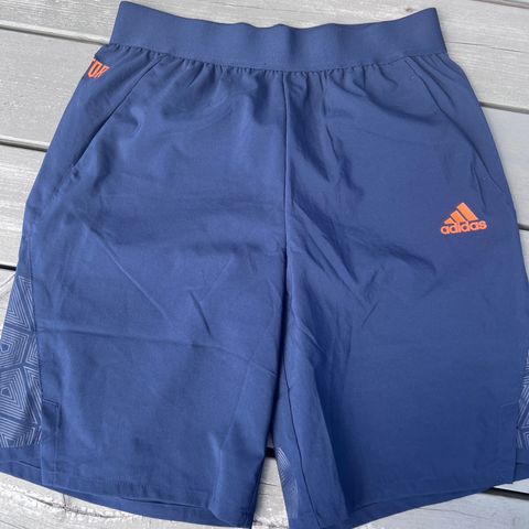 Adidas predator shorts str 13-14 år