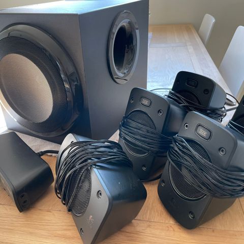 Logitech Z906 høyttalersystem selges