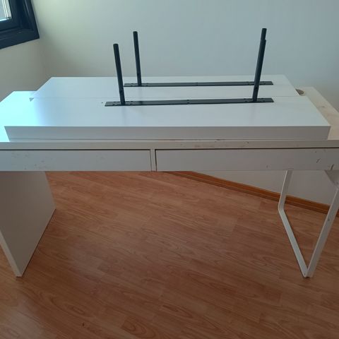 Ikea kontorpult og to Lack hyller