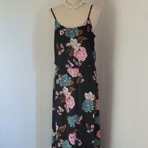 Nydelig maxi svart maxi kjole med blomster! Sommer, hellang