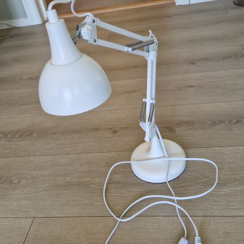 Hvit lampe til skrivebord