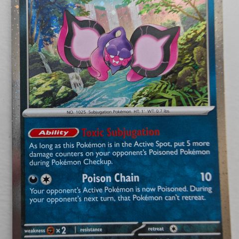 Pokemon kort fra Shrouded Fable - Pecharunt - Black Star Promo