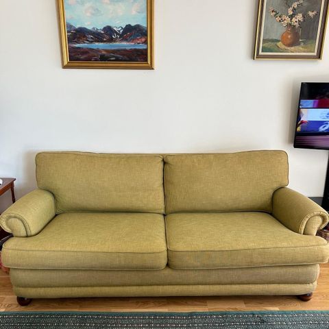 Lindegrønn sofa, 210 cm, runde treben, pent brukt uten skade.