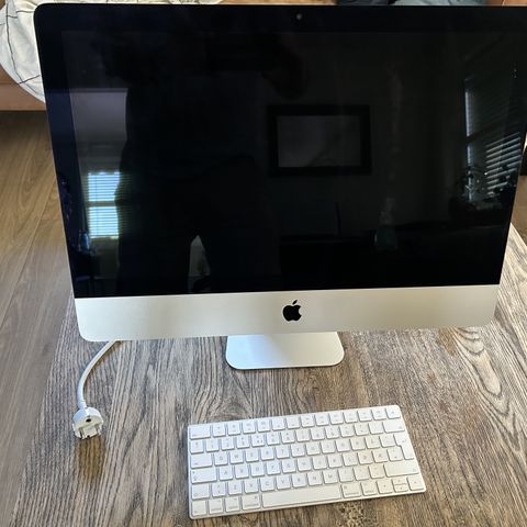 iMac 21,5" (2017) med Retina 4K-skjerm og trådløst tastatur selges