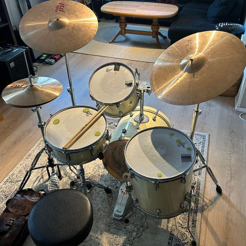 Komplett trommesett: Gretsch Offwhite med Paiste cymbaler og stativer