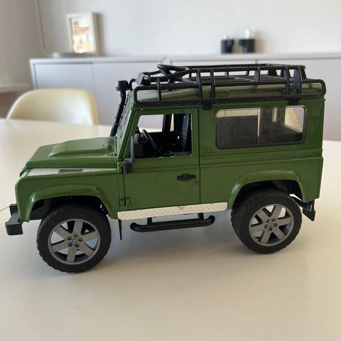 BRUDER Land Rover Defender 90