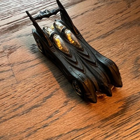 Hot Wheels Batmobile s03 med gullfargede detaljer