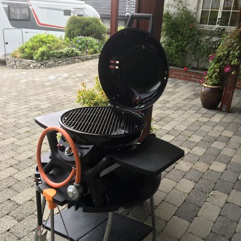 Ny Weber Q2000 med bord/stativ til camping