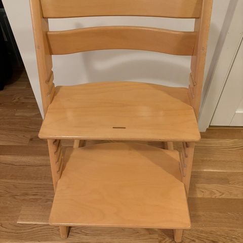 Pent brukt Stokke Tripp Trapp stol selges for 1300 kr