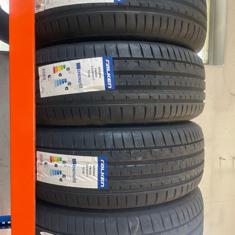 235/60r18 Falken sommerdekk