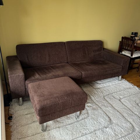 Brun sofa i behagelig stoff fra Bolia