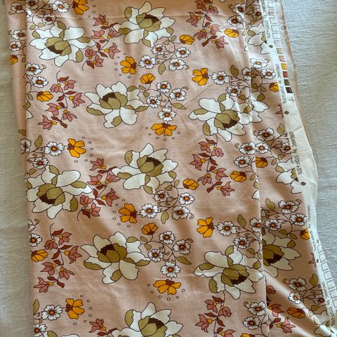 JERSEY STOFF - BEIGE M/BLOMSTERTRYKK FRA STOFF&STIL 160X240 CM