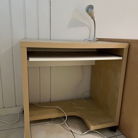 Small (computer) desk given away