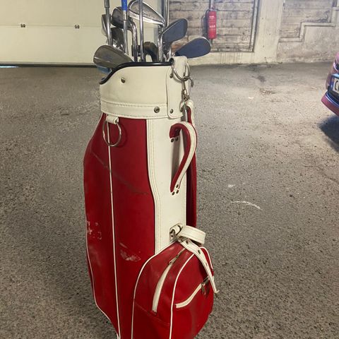 Golfbag med 14 køller og tralle.