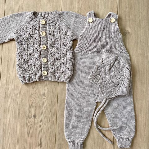 Nystrikket lys beige hentesett i myk babyull. Str. 0-3 mndr. Treknapper.